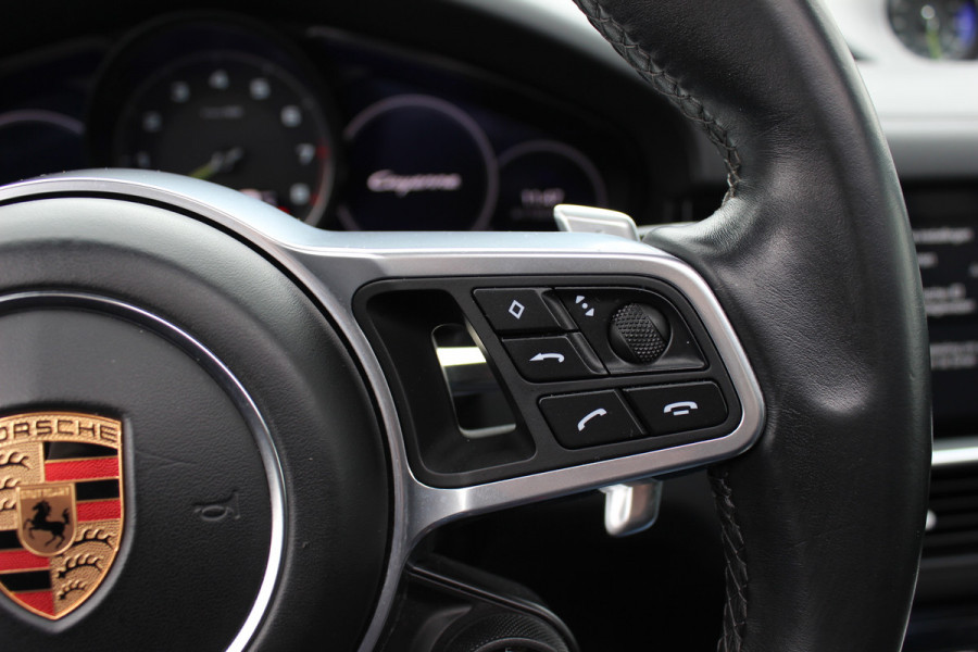 Porsche Cayenne 3.0 E-Hybrid / Panoramadak / Camera / Softclose / Keyless / Carbon intr. / Luchtvering / 21'' / Bose / Sfeerverlichting / Adaptieve stoelen / Stoelventilatie / Stoelverwarming 4x / Sportchrono / Dodehoek