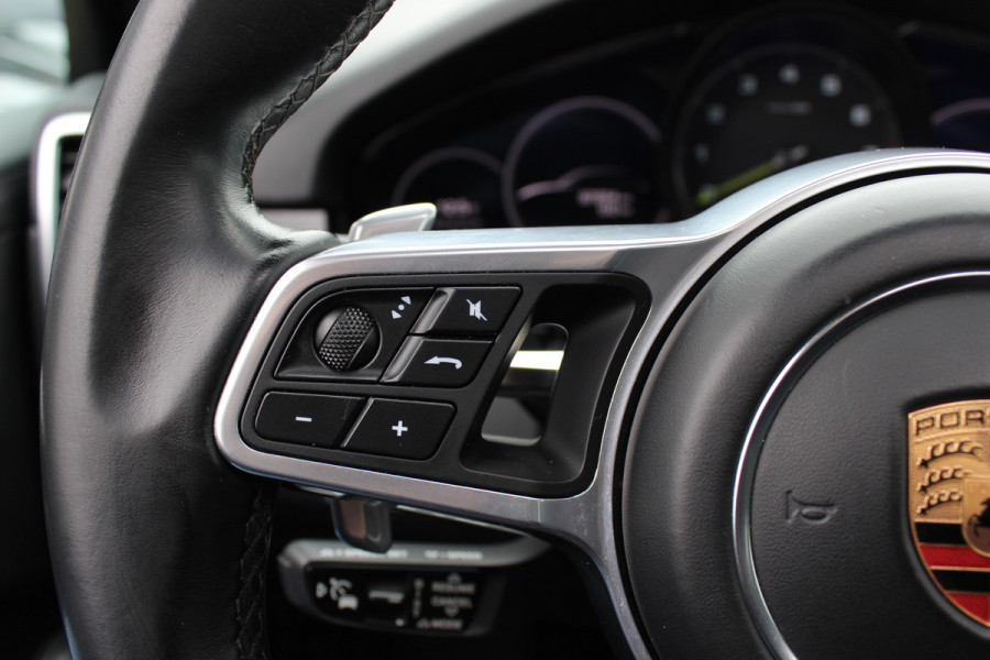 Porsche Cayenne 3.0 E-Hybrid / Panoramadak / Camera / Softclose / Keyless / Carbon intr. / Luchtvering / 21'' / Bose / Sfeerverlichting / Adaptieve stoelen / Stoelventilatie / Stoelverwarming 4x / Sportchrono / Dodehoek