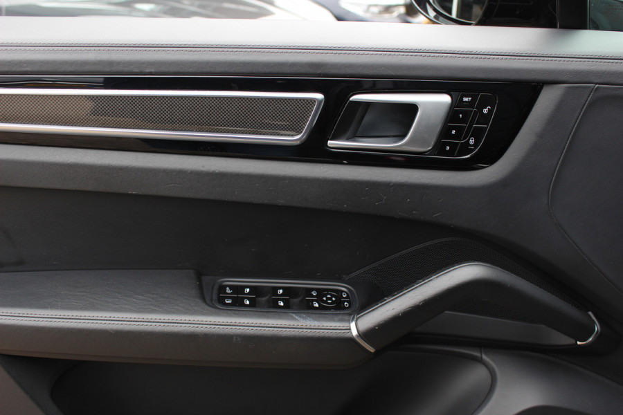 Porsche Cayenne 3.0 E-Hybrid / Panoramadak / Camera / Softclose / Keyless / Carbon intr. / Luchtvering / 21'' / Bose / Sfeerverlichting / Adaptieve stoelen / Stoelventilatie / Stoelverwarming 4x / Sportchrono / Dodehoek
