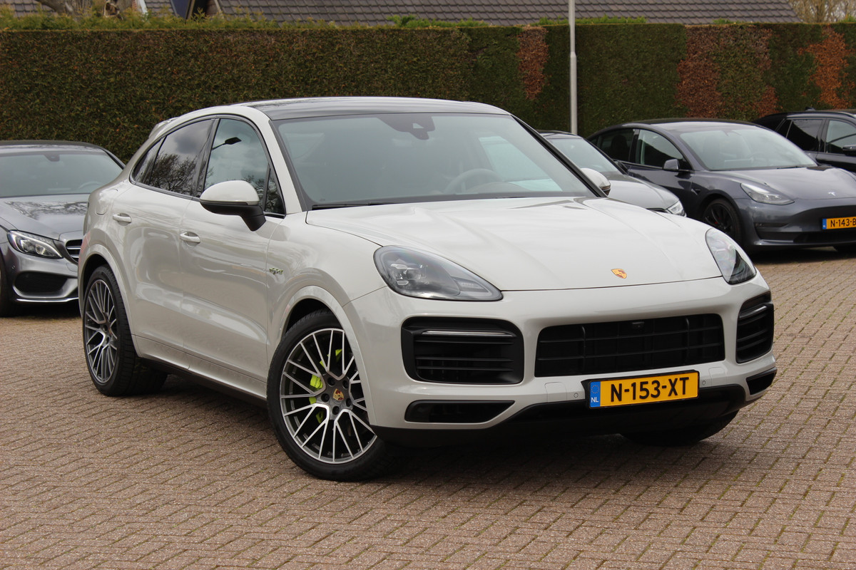 Porsche Cayenne Coupé 3.0 E-Hybrid / Panoramadak / 360Camera / Sportdesign+Chrono / Luchtvering / 22'' / Sportuitlaat / Dodehoek / DAB / Bose / Stoelverwarming 4x / Cruise Control