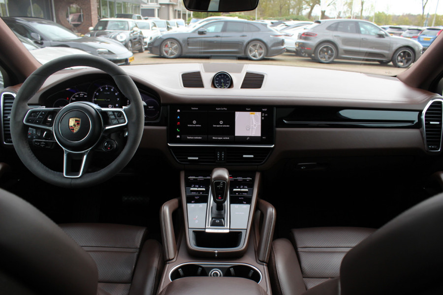 Porsche Cayenne Coupé 3.0 E-Hybrid / Panoramadak / 360Camera / Sportdesign+Chrono / Luchtvering / 22'' / Sportuitlaat / Dodehoek / DAB / Bose / Stoelverwarming 4x / Cruise Control