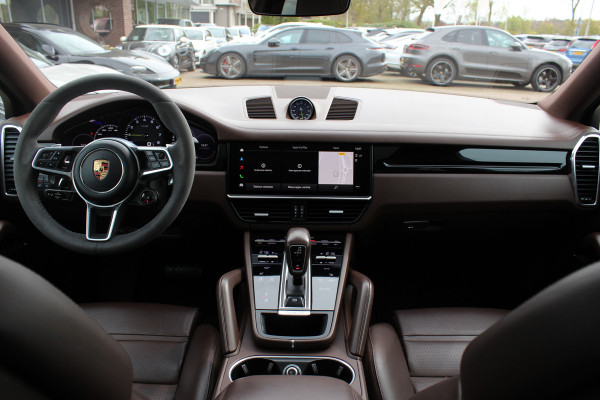 Porsche Cayenne Coupé 3.0 E-Hybrid / Panoramadak / 360Camera / Sportdesign+Chrono / Luchtvering / 22'' / Sportuitlaat / Dodehoek / DAB / Bose / Stoelverwarming 4x / Cruise Control