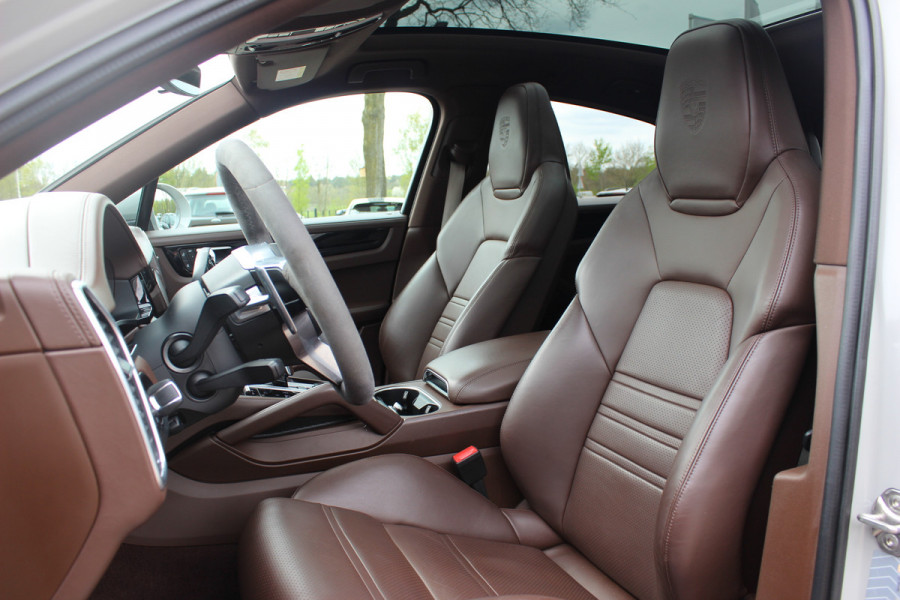 Porsche Cayenne Coupé 3.0 E-Hybrid / Panoramadak / 360Camera / Sportdesign+Chrono / Luchtvering / 22'' / Sportuitlaat / Dodehoek / DAB / Bose / Stoelverwarming 4x / Cruise Control