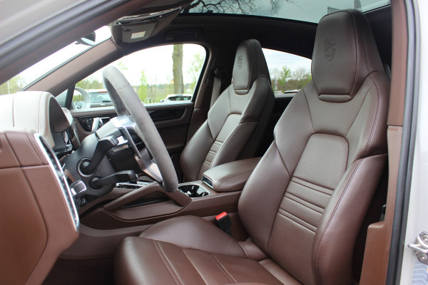 Porsche Cayenne Coupé 3.0 E-Hybrid / Panoramadak / 360Camera / Sportdesign+Chrono / Luchtvering / 22'' / Sportuitlaat / Dodehoek / DAB / Bose / Stoelverwarming 4x / Cruise Control
