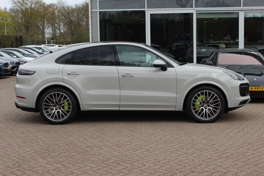 Porsche Cayenne Coupé 3.0 E-Hybrid / Panoramadak / 360Camera / Sportdesign+Chrono / Luchtvering / 22'' / Sportuitlaat / Dodehoek / DAB / Bose / Stoelverwarming 4x / Cruise Control