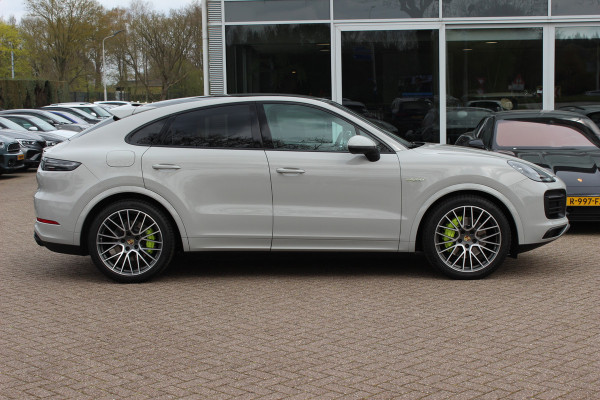 Porsche Cayenne Coupé 3.0 E-Hybrid / Panoramadak / 360Camera / Sportdesign+Chrono / Luchtvering / 22'' / Sportuitlaat / Dodehoek / DAB / Bose / Stoelverwarming 4x / Cruise Control
