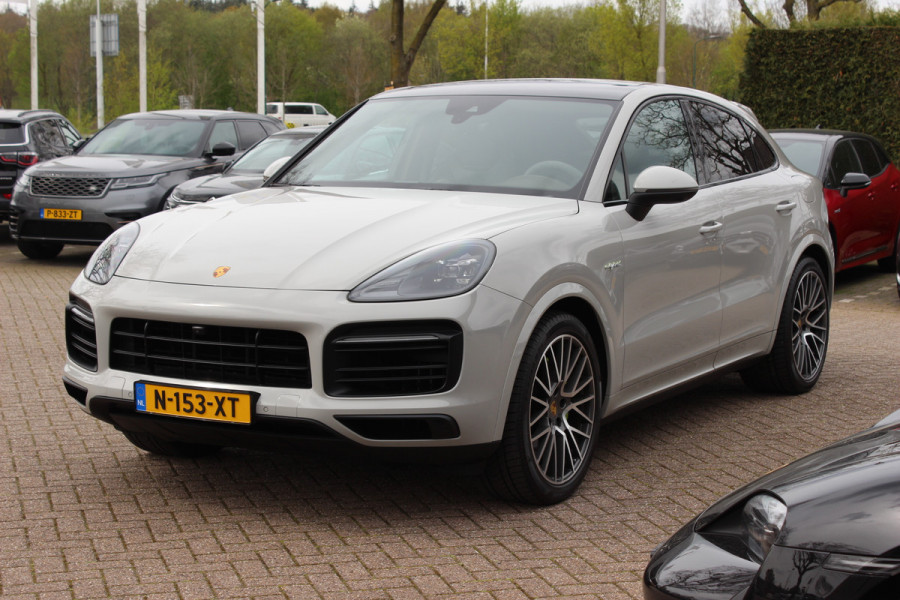Porsche Cayenne Coupé 3.0 E-Hybrid / Panoramadak / 360Camera / Sportdesign+Chrono / Luchtvering / 22'' / Sportuitlaat / Dodehoek / DAB / Bose / Stoelverwarming 4x / Cruise Control