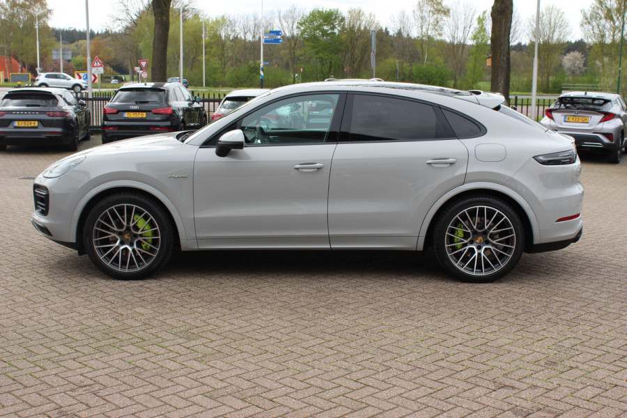 Porsche Cayenne Coupé 3.0 E-Hybrid / Panoramadak / 360Camera / Sportdesign+Chrono / Luchtvering / 22'' / Sportuitlaat / Dodehoek / DAB / Bose / Stoelverwarming 4x / Cruise Control