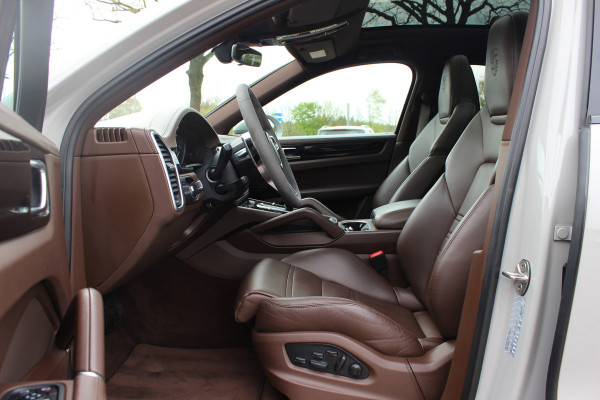 Porsche Cayenne Coupé 3.0 E-Hybrid / Panoramadak / 360Camera / Sportdesign+Chrono / Luchtvering / 22'' / Sportuitlaat / Dodehoek / DAB / Bose / Stoelverwarming 4x / Cruise Control