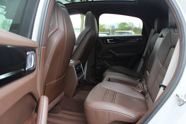Porsche Cayenne Coupé 3.0 E-Hybrid / Panoramadak / 360Camera / Sportdesign+Chrono / Luchtvering / 22'' / Sportuitlaat / Dodehoek / DAB / Bose / Stoelverwarming 4x / Cruise Control