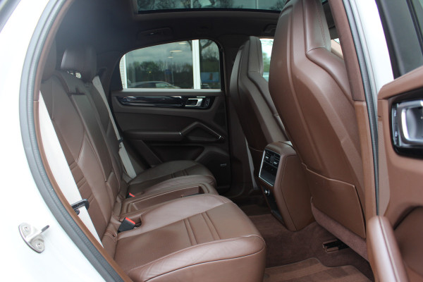 Porsche Cayenne Coupé 3.0 E-Hybrid / Panoramadak / 360Camera / Sportdesign+Chrono / Luchtvering / 22'' / Sportuitlaat / Dodehoek / DAB / Bose / Stoelverwarming 4x / Cruise Control