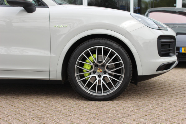 Porsche Cayenne Coupé 3.0 E-Hybrid / Panoramadak / 360Camera / Sportdesign+Chrono / Luchtvering / 22'' / Sportuitlaat / Dodehoek / DAB / Bose / Stoelverwarming 4x / Cruise Control