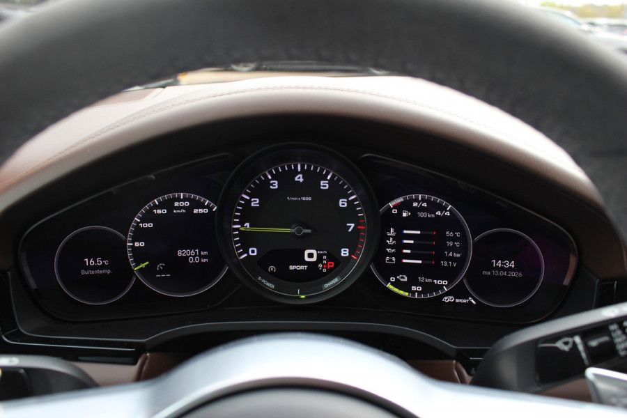 Porsche Cayenne Coupé 3.0 E-Hybrid / Panoramadak / 360Camera / Sportdesign+Chrono / Luchtvering / 22'' / Sportuitlaat / Dodehoek / DAB / Bose / Stoelverwarming 4x / Cruise Control