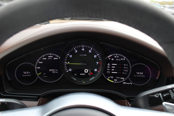 Porsche Cayenne Coupé 3.0 E-Hybrid / Panoramadak / 360Camera / Sportdesign+Chrono / Luchtvering / 22'' / Sportuitlaat / Dodehoek / DAB / Bose / Stoelverwarming 4x / Cruise Control