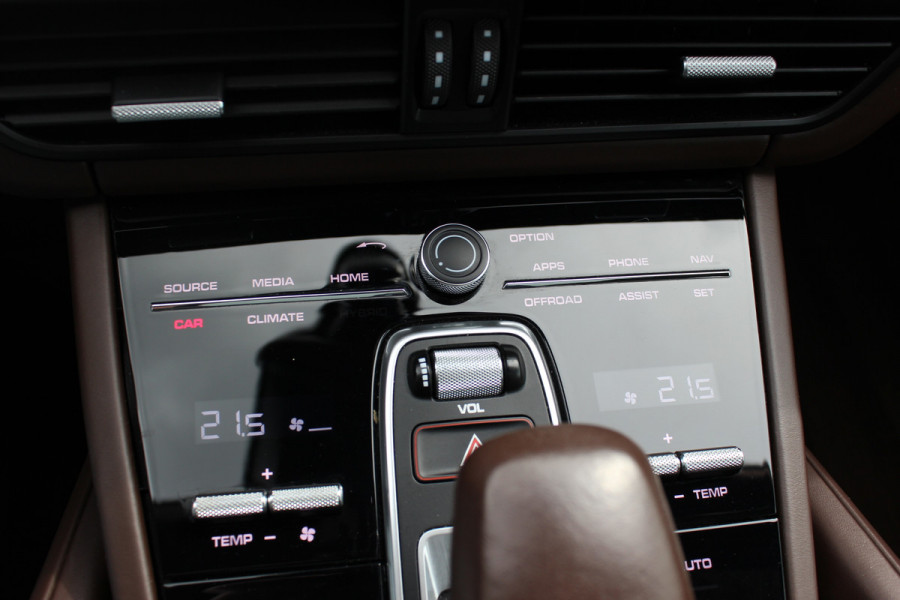 Porsche Cayenne Coupé 3.0 E-Hybrid / Panoramadak / 360Camera / Sportdesign+Chrono / Luchtvering / 22'' / Sportuitlaat / Dodehoek / DAB / Bose / Stoelverwarming 4x / Cruise Control