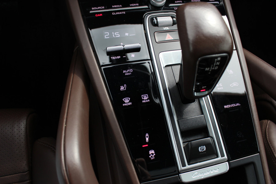 Porsche Cayenne Coupé 3.0 E-Hybrid / Panoramadak / 360Camera / Sportdesign+Chrono / Luchtvering / 22'' / Sportuitlaat / Dodehoek / DAB / Bose / Stoelverwarming 4x / Cruise Control