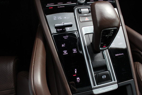 Porsche Cayenne Coupé 3.0 E-Hybrid / Panoramadak / 360Camera / Sportdesign+Chrono / Luchtvering / 22'' / Sportuitlaat / Dodehoek / DAB / Bose / Stoelverwarming 4x / Cruise Control