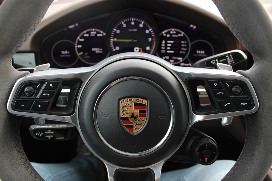 Porsche Cayenne Coupé 3.0 E-Hybrid / Panoramadak / 360Camera / Sportdesign+Chrono / Luchtvering / 22'' / Sportuitlaat / Dodehoek / DAB / Bose / Stoelverwarming 4x / Cruise Control