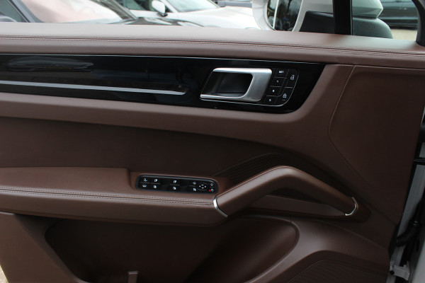 Porsche Cayenne Coupé 3.0 E-Hybrid / Panoramadak / 360Camera / Sportdesign+Chrono / Luchtvering / 22'' / Sportuitlaat / Dodehoek / DAB / Bose / Stoelverwarming 4x / Cruise Control