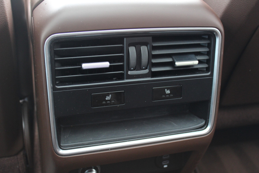 Porsche Cayenne Coupé 3.0 E-Hybrid / Panoramadak / 360Camera / Sportdesign+Chrono / Luchtvering / 22'' / Sportuitlaat / Dodehoek / DAB / Bose / Stoelverwarming 4x / Cruise Control