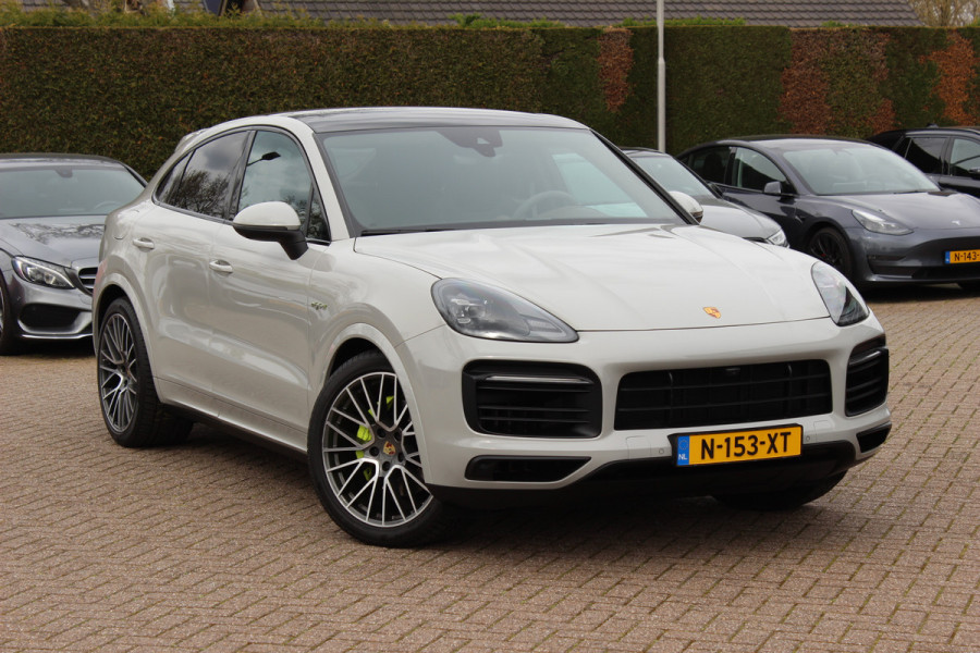 Porsche Cayenne Coupé 3.0 E-Hybrid / Panoramadak / 360Camera / Sportdesign+Chrono / Luchtvering / 22'' / Sportuitlaat / Dodehoek / DAB / Bose / Stoelverwarming 4x / Cruise Control