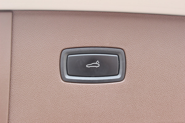 Porsche Cayenne Coupé 3.0 E-Hybrid / Panoramadak / 360Camera / Sportdesign+Chrono / Luchtvering / 22'' / Sportuitlaat / Dodehoek / DAB / Bose / Stoelverwarming 4x / Cruise Control