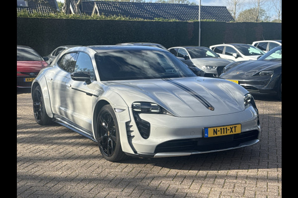 Porsche Taycan Cross Turismo 4 93 kWh / SoH 92,2% / Panoramadak / 360Camera / Passenger Display / Adaptieve Stoelen / Luchtvering / 21'' / Bose / Keyless / Sportchrono / Stoelventilatie / Stoelverwarming 4x / DAB / ACC