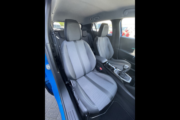Peugeot 2008 100pk Allure Pack (Camera - Automatische Airco - i-cockpit - Navigatie - 17" - Apple Carplay - LED)