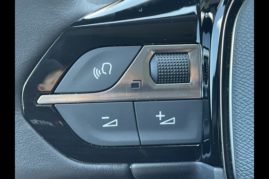 Peugeot 2008 100pk Allure Pack (Camera - Automatische Airco - i-cockpit - Navigatie - 17" - Apple Carplay - LED)