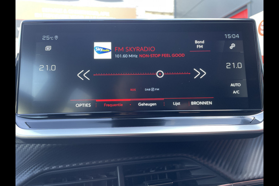 Peugeot 2008 100pk Allure Pack (Camera - Automatische Airco - i-cockpit - Navigatie - 17" - Apple Carplay - LED)