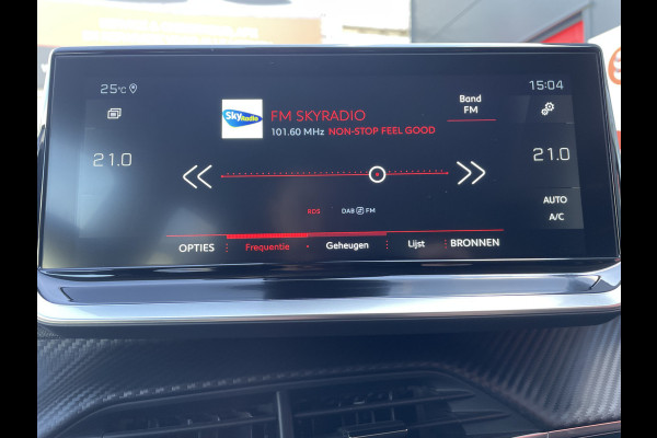 Peugeot 2008 100pk Allure Pack (Camera - Automatische Airco - i-cockpit - Navigatie - 17" - Apple Carplay - LED)