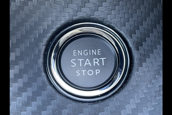 Peugeot 2008 100pk Allure Pack (Camera - Automatische Airco - i-cockpit - Navigatie - 17" - Apple Carplay - LED)