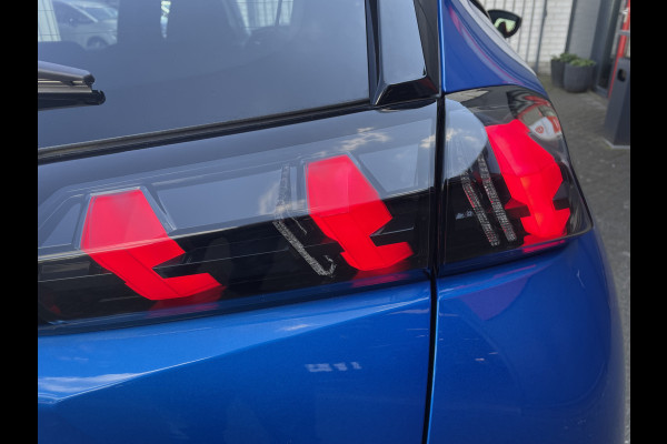 Peugeot 2008 100pk Allure Pack (Camera - Automatische Airco - i-cockpit - Navigatie - 17" - Apple Carplay - LED)