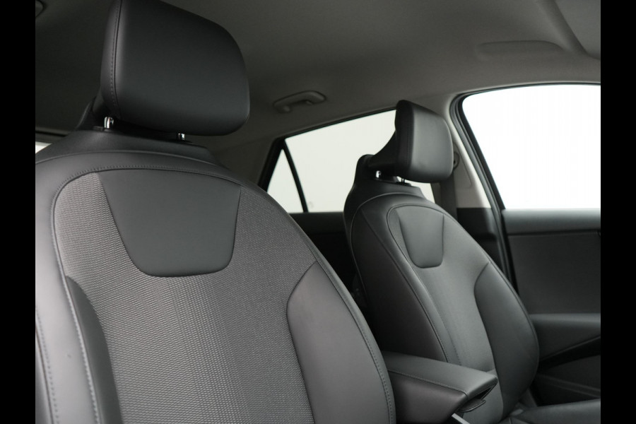 Kia Niro 1.6 GDi DynamicLine PHEV 182pk Dealer O.H. | Adaptive Cruise | Camera | Sfeerverlichting | Apple Carplay | Sportstoelen & Stuur Verwarmd | Widescreen Navi | Keyless | LED Koplampen | DAB | Plug In Hybrid