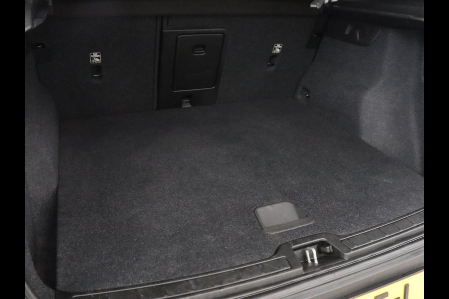 Volvo XC40 2.0 T4 Momentum | 1e eigenaar | 360 Camera | Trekhaak | Adaptive cruise | Dodehoek detectie | 19'' lichtmetalen velgen | Navigatie | Full LED | Climate control | Bluetooth | Parkeerhulp | Half leder | Origineel NL