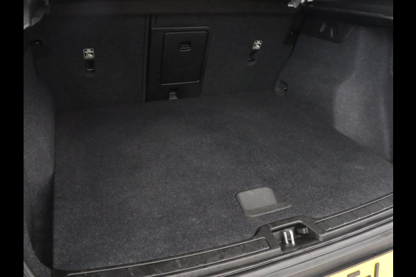 Volvo XC40 2.0 T4 Momentum | 1e eigenaar | 360 Camera | Trekhaak | Adaptive cruise | Dodehoek detectie | 19'' lichtmetalen velgen | Navigatie | Full LED | Climate control | Bluetooth | Parkeerhulp | Half leder | Origineel NL