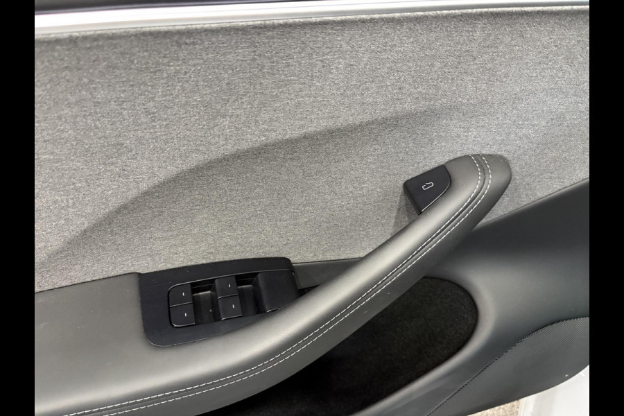 Tesla Model 3 RWD 60 kWh Panoramadak Navigatie Camera Parkeersensoren Cruise Control Stoelverwarming Dodehoek detectie Full LED Leder Climate Control Elektrische Stoelen