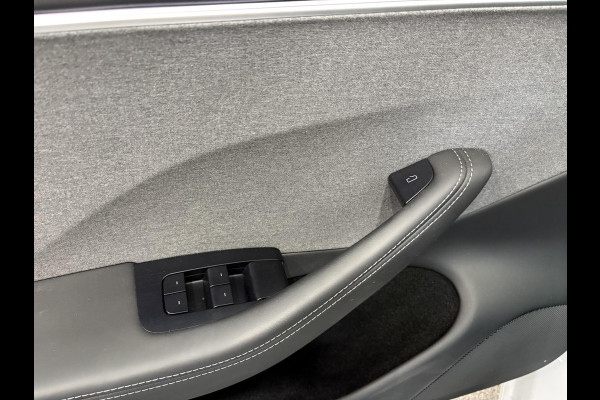 Tesla Model 3 RWD 60 kWh Panoramadak Navigatie Camera Parkeersensoren Cruise Control Stoelverwarming Dodehoek detectie Full LED Leder Climate Control Elektrische Stoelen