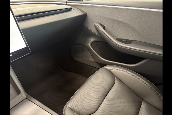 Tesla Model 3 RWD 60 kWh Panoramadak Navigatie Camera Parkeersensoren Cruise Control Stoelverwarming Dodehoek detectie Full LED Leder Climate Control Elektrische Stoelen