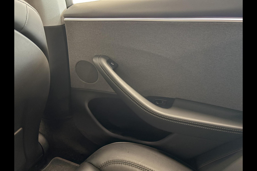 Tesla Model 3 RWD 60 kWh Panoramadak Navigatie Camera Parkeersensoren Cruise Control Stoelverwarming Dodehoek detectie Full LED Leder Climate Control Elektrische Stoelen