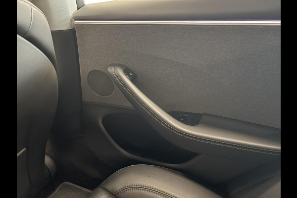 Tesla Model 3 RWD 60 kWh Panoramadak Navigatie Camera Parkeersensoren Cruise Control Stoelverwarming Dodehoek detectie Full LED Leder Climate Control Elektrische Stoelen