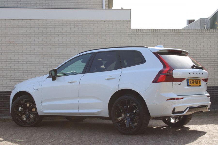 Volvo XC60 2.0 T8 Plug-in hybrid Plus Black Edition | Head-up | 360 | Zwenkbare trekhaak | Panoramadak