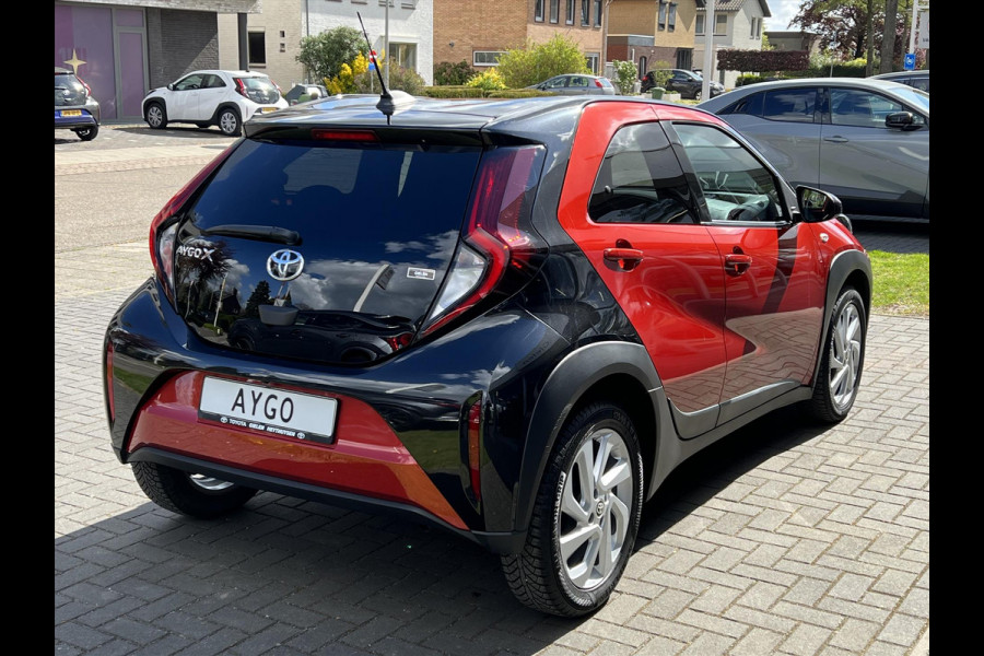 Toyota Aygo X 1.0 VVT-i MT Pulse | Bi-Tone Chili red, Stoelverwarming, Airco, Apple CarPlay/Android Auto, Lichtmetalen velgen