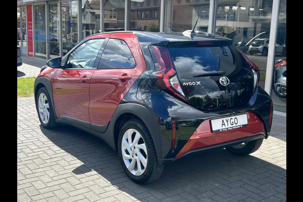 Toyota Aygo X 1.0 VVT-i MT Pulse | Bi-Tone Chili red, Stoelverwarming, Airco, Apple CarPlay/Android Auto, Lichtmetalen velgen
