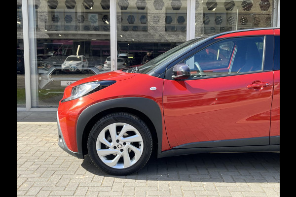 Toyota Aygo X 1.0 VVT-i MT Pulse | Bi-Tone Chili red, Stoelverwarming, Airco, Apple CarPlay/Android Auto, Lichtmetalen velgen