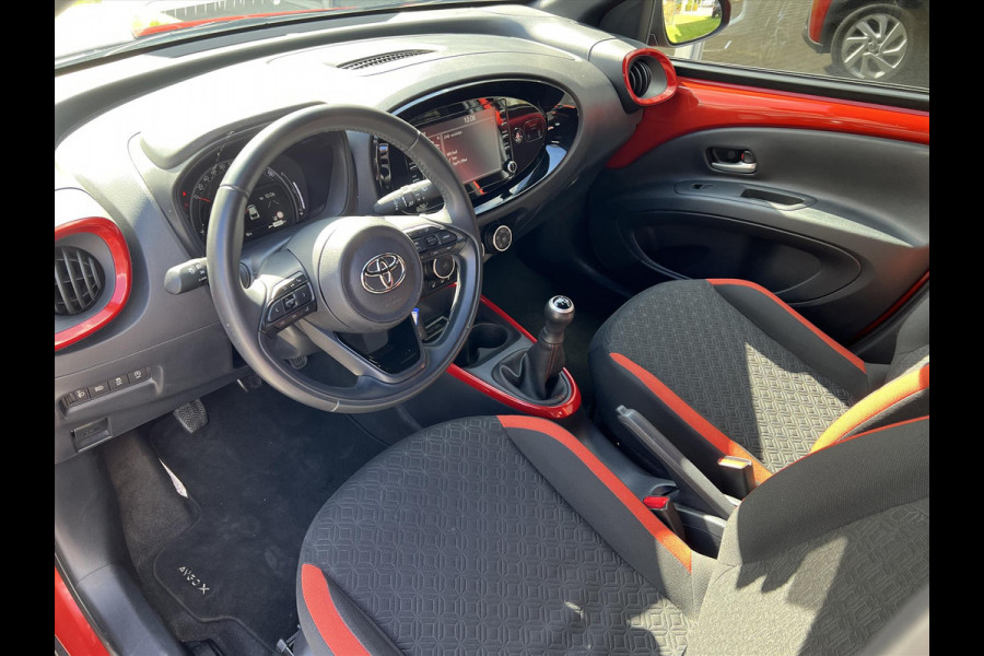 Toyota Aygo X 1.0 VVT-i MT Pulse | Bi-Tone Chili red, Stoelverwarming, Airco, Apple CarPlay/Android Auto, Lichtmetalen velgen