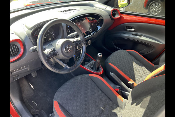 Toyota Aygo X 1.0 VVT-i MT Pulse | Bi-Tone Chili red, Stoelverwarming, Airco, Apple CarPlay/Android Auto, Lichtmetalen velgen