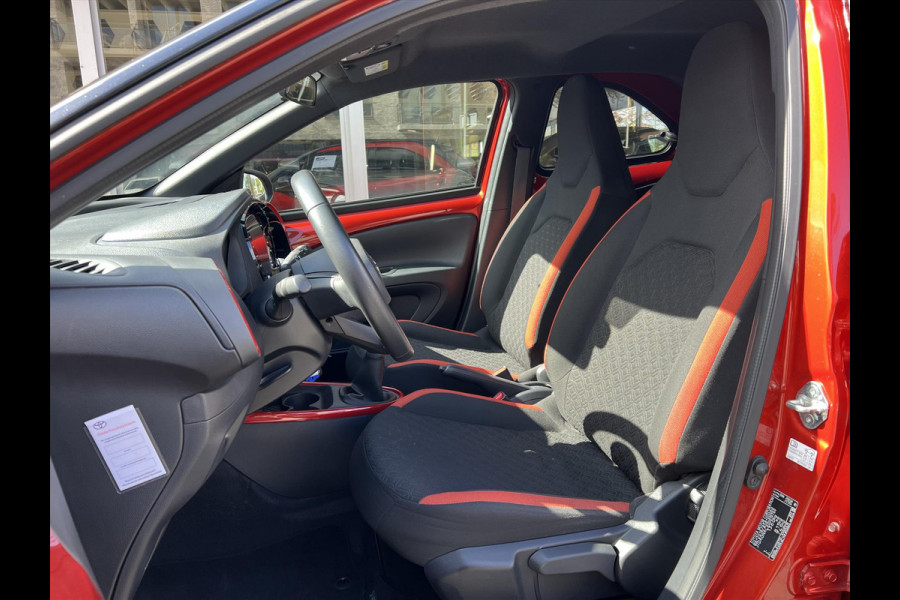 Toyota Aygo X 1.0 VVT-i MT Pulse | Bi-Tone Chili red, Stoelverwarming, Airco, Apple CarPlay/Android Auto, Lichtmetalen velgen
