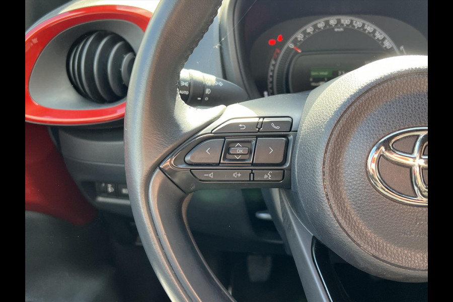 Toyota Aygo X 1.0 VVT-i MT Pulse | Bi-Tone Chili red, Stoelverwarming, Airco, Apple CarPlay/Android Auto, Lichtmetalen velgen