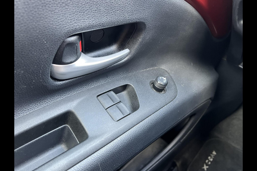 Toyota Aygo X 1.0 VVT-i MT Pulse | Bi-Tone Chili red, Stoelverwarming, Airco, Apple CarPlay/Android Auto, Lichtmetalen velgen